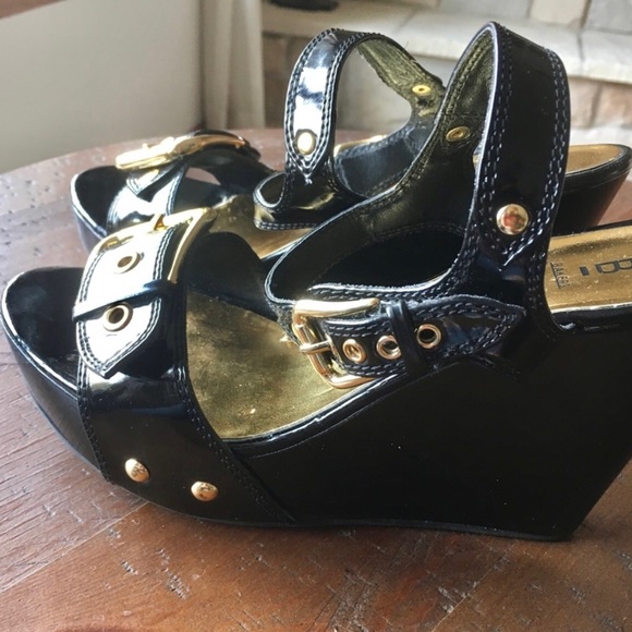 Bakers Black Patent Platform Wedge Gold Buckle Strap Sandals, Size 8 - Picture 4 of 12